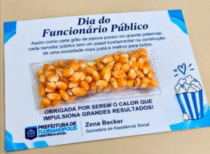 Prefeitura de Florianópolis distribui milho de pipoca cru como presente do Dia do Servidor e gera revolta