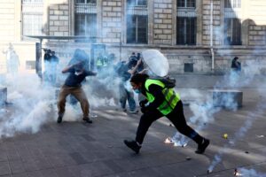 França registra 272 prisões em onda de protestos contra custo de vida e serviços públicos