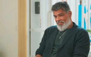 Por Você: Gabriel e Bela se beijam e Junqueira vibra com flagra — ‘Pode ser muito útil’