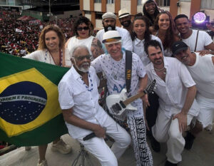Gilberto Gil leva multidão às ruas em defesa de Lula em Salvador