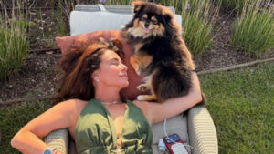Giovanna Antonelli esbanja luxo e fofura ao lado dos seus cãezinhos