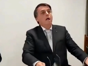 Rede Globo desmente Flávio Bolsonaro sobre deboche de Jair a vítimas da Covid