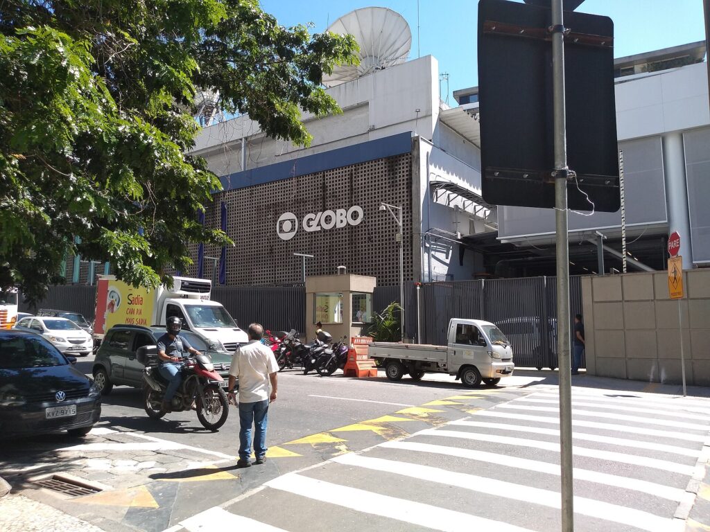 Fachada da sede da TV Globo no Rio de Janeiro com o logotipo da emissora