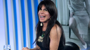 Gretchen exibe evolução de transplante capilar e choca ao retirar peruca ao vivo