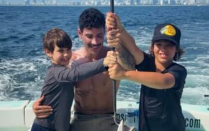 Gusttavo Lima pesca em alto-mar com os filhos e mostra o resultado
