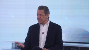 Haddad condena Flávio Bolsonaro por desrespeitar regras do debate: “Não podemos normalizar”