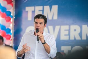 Helder Barbalho rebate Flávio Bolsonaro em ato pró-Lula: ‘O que fede é teu preconceito’