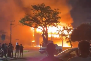Polícia investiga ameaça a eleitores de Flávio Bolsonaro após incêndio suspeito na UFPE