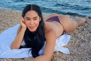 Ex-BBB Isabelle Nogueira curte final do verão europeu e faz topless em praia na Itália