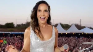 Ivete Sangalo faz gesto do ‘L’ e puxa coro de Lula durante show em Fortaleza