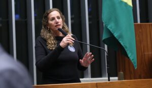 Jandira Feghali pede ao STF que torne pública relação de Flávio Bolsonaro com dinheiro do Dark Horse