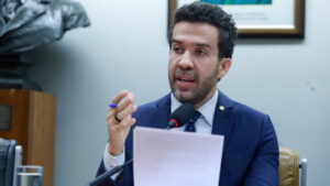 Deputado Janones convoca panelaço de apoiadores de Lula durante entrevista de Flávio Bolsonaro na Globo