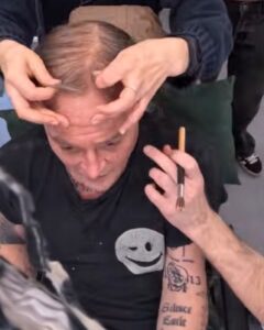 Johnny Depp choca fãs com radical transformação para novo filme natalino