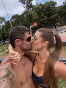 Jonas Sulzbach faz público seu romance com Elisa Klein em Fernando de Noronha