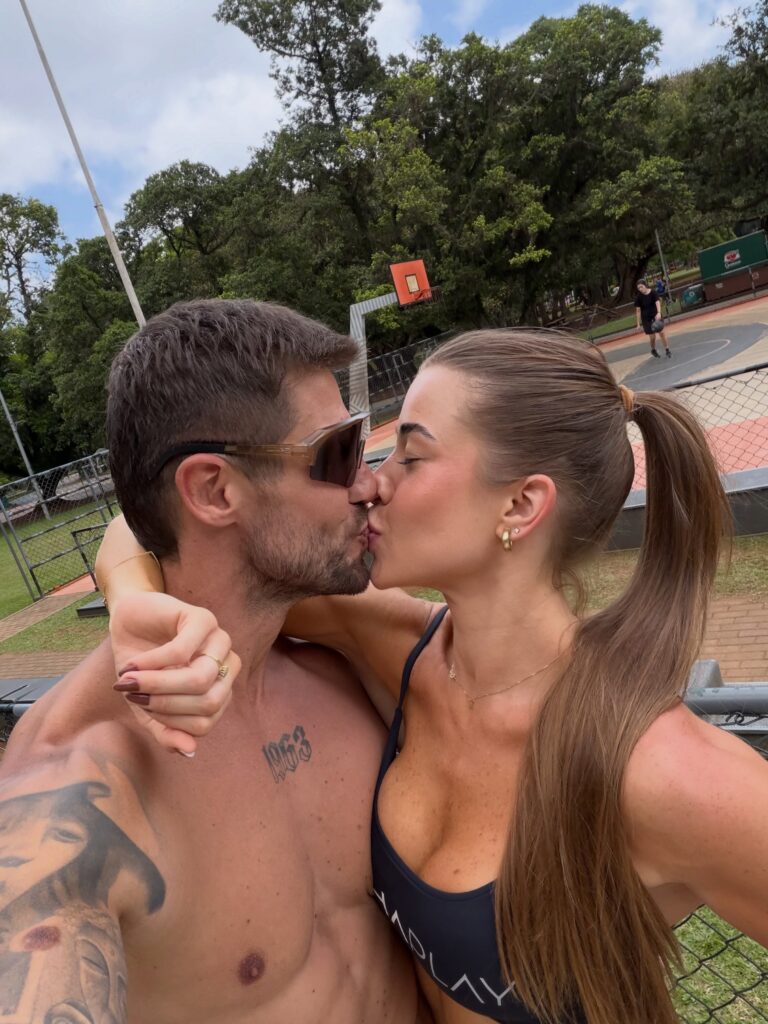 Jonas Sulzbach faz público seu romance com Elisa Klein em Fernando de Noronha