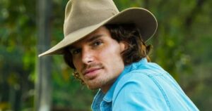 Jonatas Faro assume bissexualidade e posa com namorado após A Fazenda 18