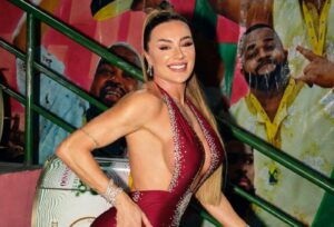 Juju Salimeni brilha em ensaio pré-Carnaval com look sensacional de cristais e franjas