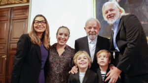 Julian Assange declara apoio a Lula e detona Bolsonaros: ‘Submissão aos EUA’