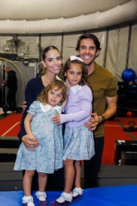 Kaká curte domingo em família no Cirque Du Soleil com Carolina Dias e as filhas