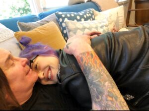 Kelly Osbourne faz 42 anos e lamenta a falta do pai Ozzy
