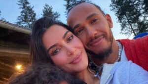 Kim Kardashian afirma que Lewis Hamilton atende aos 55 requisitos que ela listou para o homem ideal