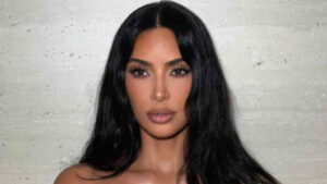 Kim Kardashian exibe curvas em vestido colado durante noitada no México