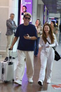 Klara Castanho e Cauê Campos embarcam juntinhos no Rio
