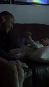 Leo Santana compartilha vídeo emocionante do filho caçula caindo na gargalhada com brincadeira