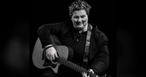 Morre a cantora Letícia Nicolielo aos 48 anos após batalha contra câncer raro
