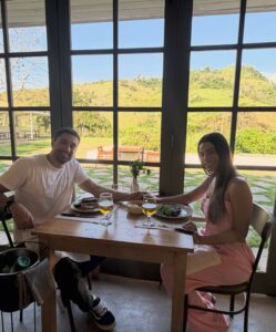 Lexa e Ricardo Vianna celebram 1 ano de casamento com viagem romântica: ‘Muito verde e tranquilidade’