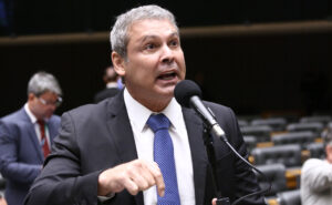 Lindbergh acionaPolícia Federal: investigação contra Flávio por suspeita de fraudes no INSS