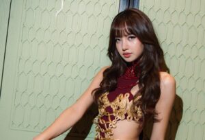 Lisa do BLACKPINK lança EP ‘Press Play’ com clipe explosivo de ‘Tarantino’