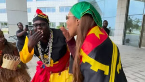 Ludmilla desembarca em Angola com recepção de gala e já arrasa dançando com fãs