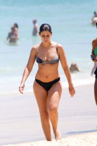Luísa Arraes aproveita calor do Rio com mergulho na praia