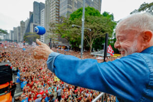 Lula reúne 1 milhão de pessoas na Avenida Paulista em ato pela democracia