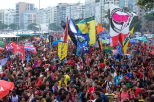 Apoiadores de Lula lotam Copacabana em ato defendendo fim da escala 6×1 e críticas a Flávio