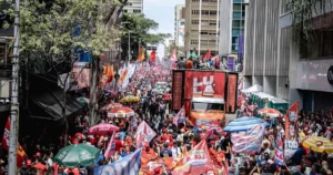 Lula lota Avenida Paulista no último ato de campanha antes do 1º turno das eleições