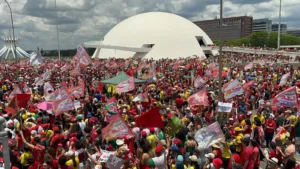 Ato da virada leva 100 mil pessoas às ruas de Brasília em apoio a Lula e Leandro Grass