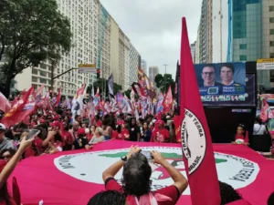Milhares se reúnem em caminhada com Lula no Rio em defesa da democracia