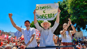Lula lota ruas de Ceilândia defendendo fim da escala 6×1 em primeiro ato de rua do segundo turno