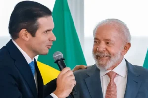 Lula busca apoio do Centrão para o segundo turno e recebe Hugo Motta no Palácio da Alvorada