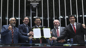 Lula prepara novo pacto com Centrão e exige fidelidade dos partidos no governo