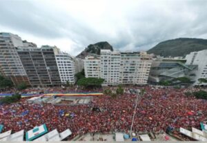 Multidão toma Copacabana em apoio à reeleição de Lula e contra retrocessos de Flávio Bolsonaro