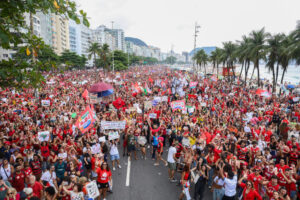 Milhares ocupam Copacabana em apoio a Lula no segundo turno eleitoral