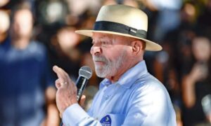 Lula dispara críticas ácidas contra Flávio Bolsonaro por saída do Brasil