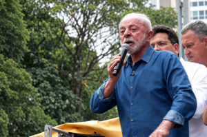 Lula defende democracia e destaca participação da juventude em ato na Avenida Paulista