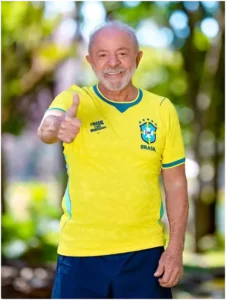 Apoiadores de Lula fazem mobilização com verde e amarelo em dia histórico