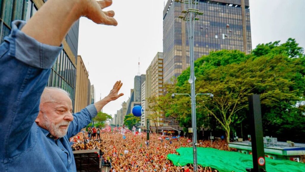 Pesquisa PoderData: Lula empataa com Flávio Bolsonaro em 50% dos votos válidos; campanha vira em 8 dias