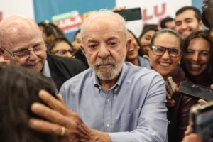 Lula critica plano de ajuste de Flávio Bolsonaro: ‘Para cortar do sangue do povo’