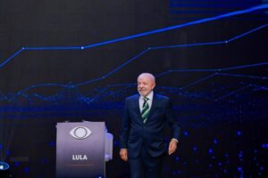 Lula desafia Flávio Bolsonaro a abrir sigilo bancário e compara com casos de corrupção